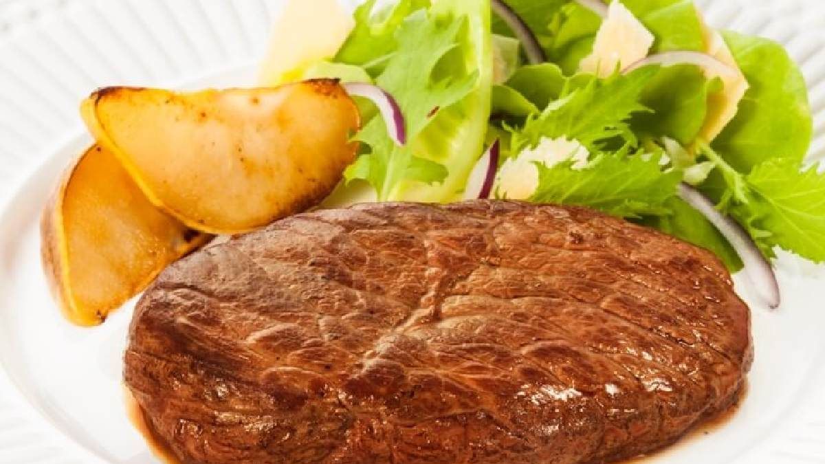 Coxão Mole com Salada de Pera e Molho de Maionese