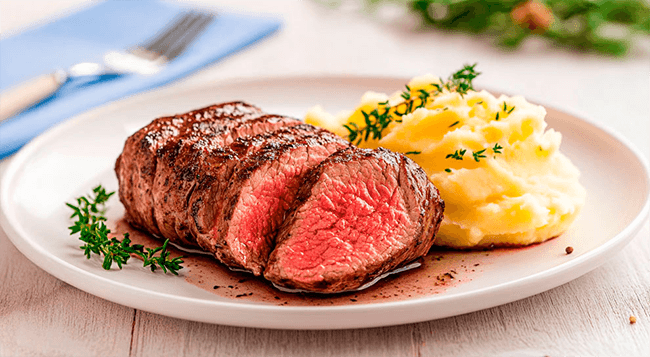 Filé mignon grelhado com purê de batata-doce