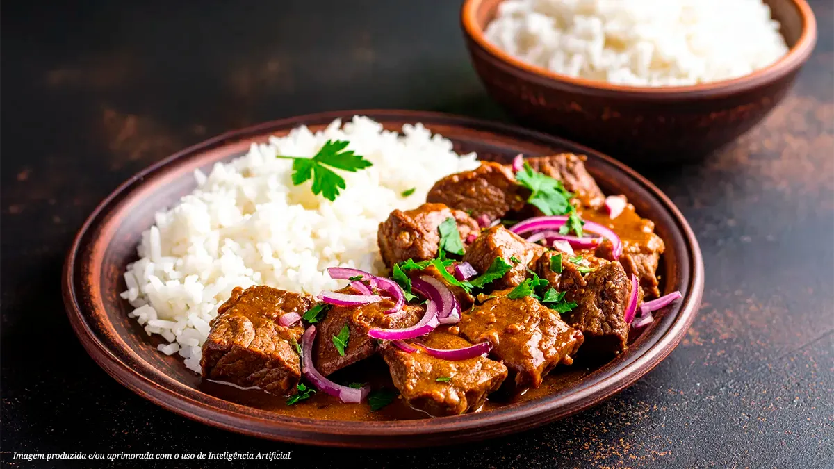 Peixinho grelhado ao molho de cebola roxa com arroz branco