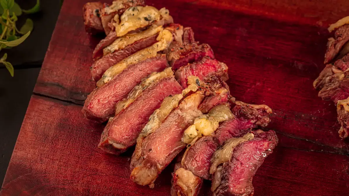 Bife Ancho com Crosta de Alho e Parmesão