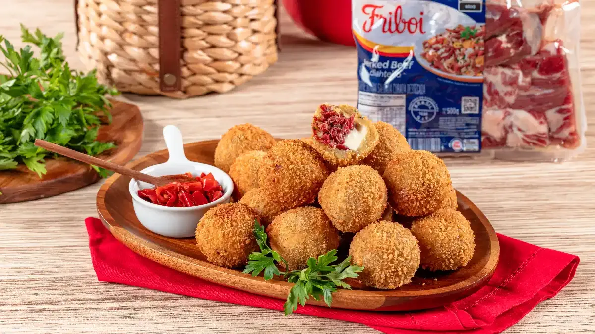 Bolinho de carne seca com banana da terra e requeijão