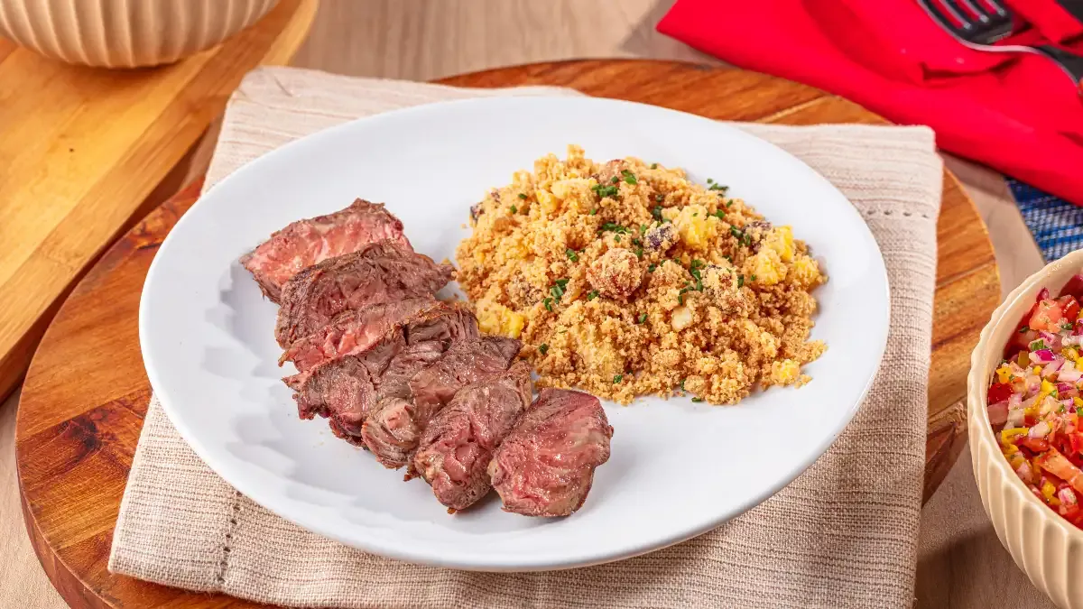 Carne Bananinha com Farofa de Ovos e Bacon