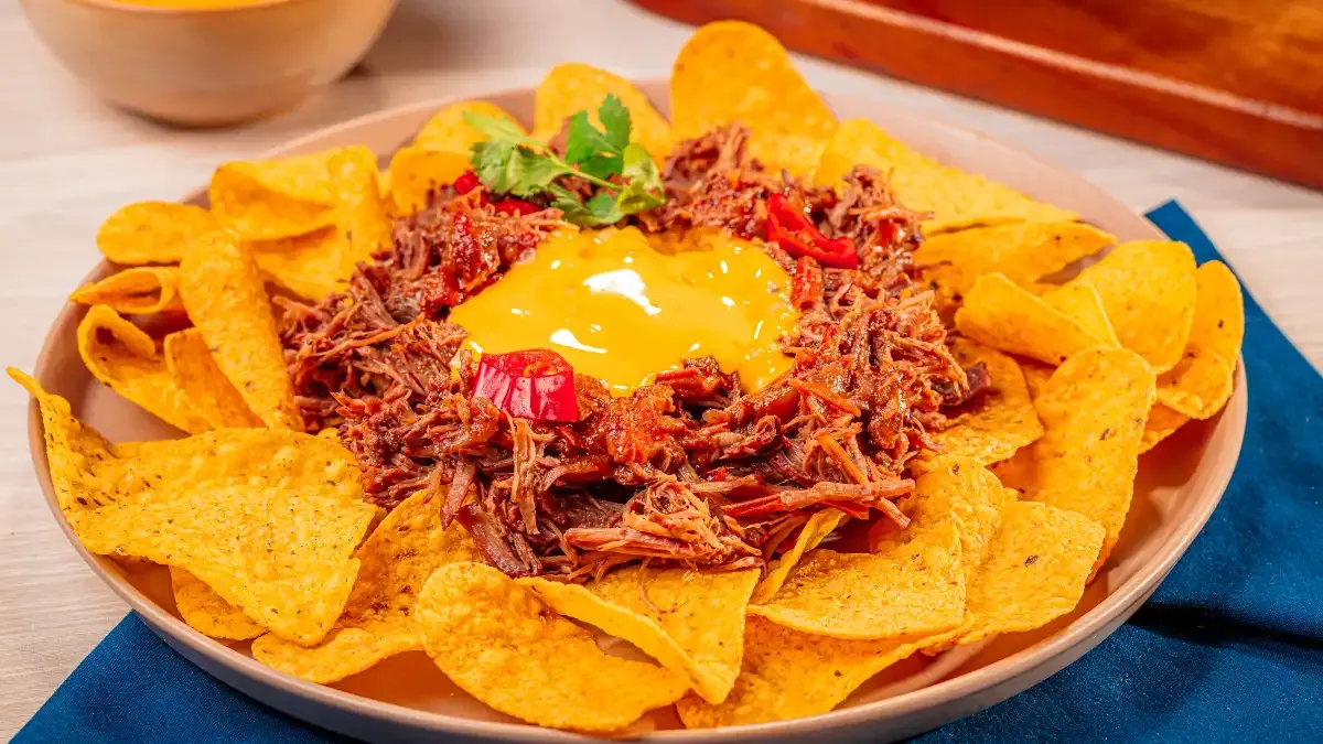 Carne Desfiada com Nachos e Cheddar
