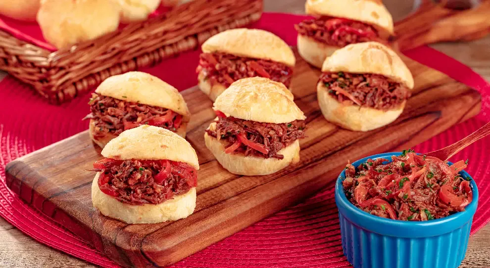 Carne louca no pão de queijo