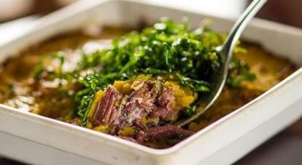 Escondidinho de Carne Seca, Abóbora e Crisp de Couve