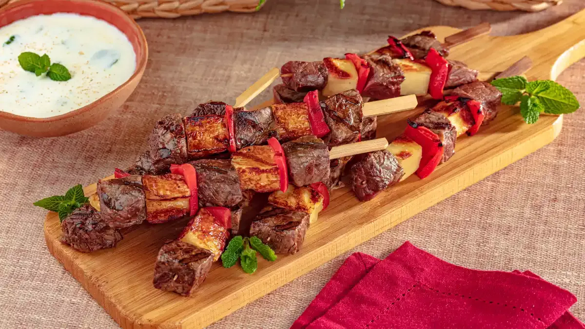 Espetinho de carne com queijo