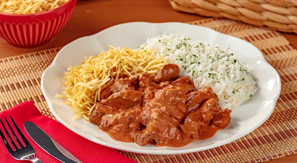 Estrogonofe simples de carne
