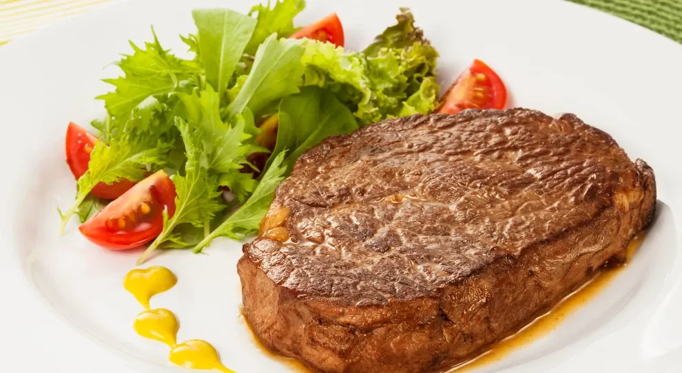 Filé de Entrecôte Grelhado com Salada