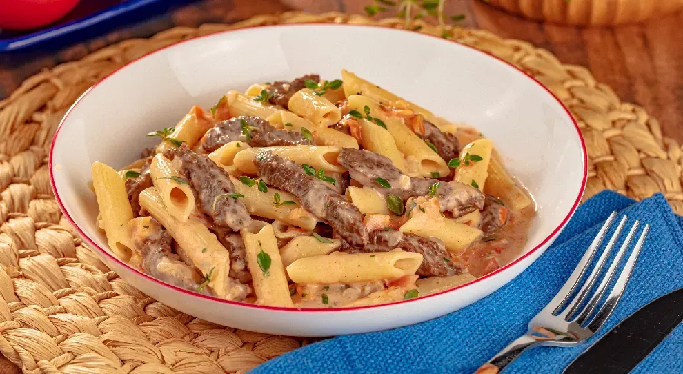 Macarrão de panela de pressão cremoso com tiras de carne