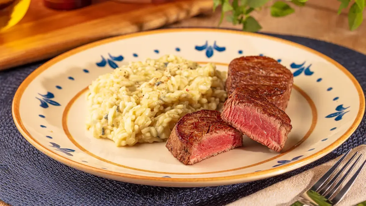 Medalhão de filé mignon com risoto de gorgonzola