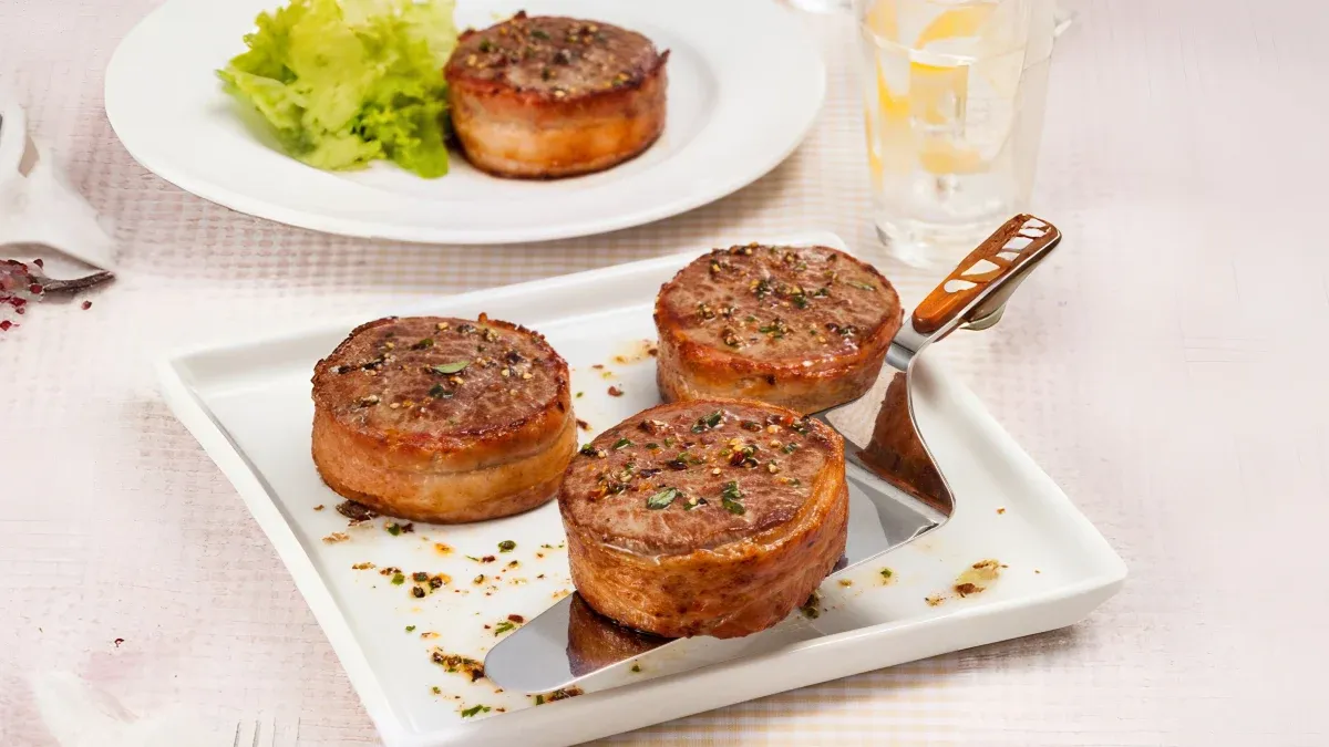 Medalhões de Filé Mignon com Bacon e Ervas