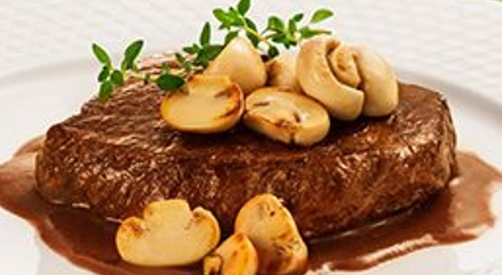 Patinho ao molho madeira e cogumelos