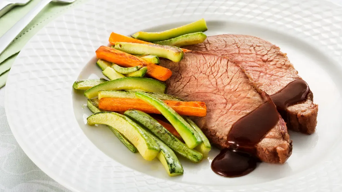 Peito Bovino Assado com Barbecue e Legumes