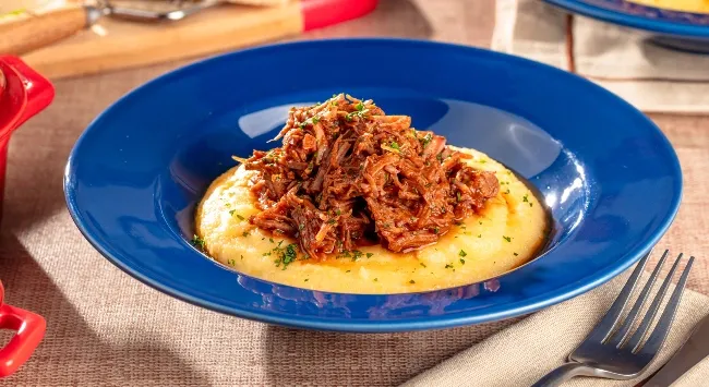 Ragu de acém com polenta cremosa