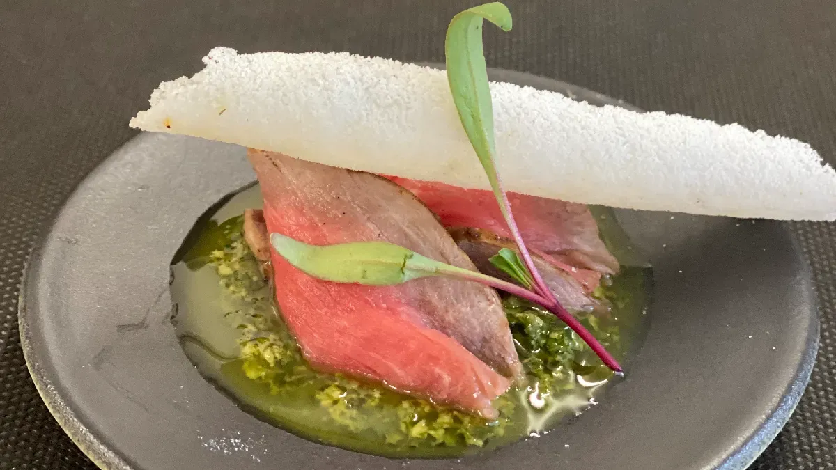 Roastbeef sertanejo com beiju de tapioca na manteiga de garrafa e gremolata de coentro