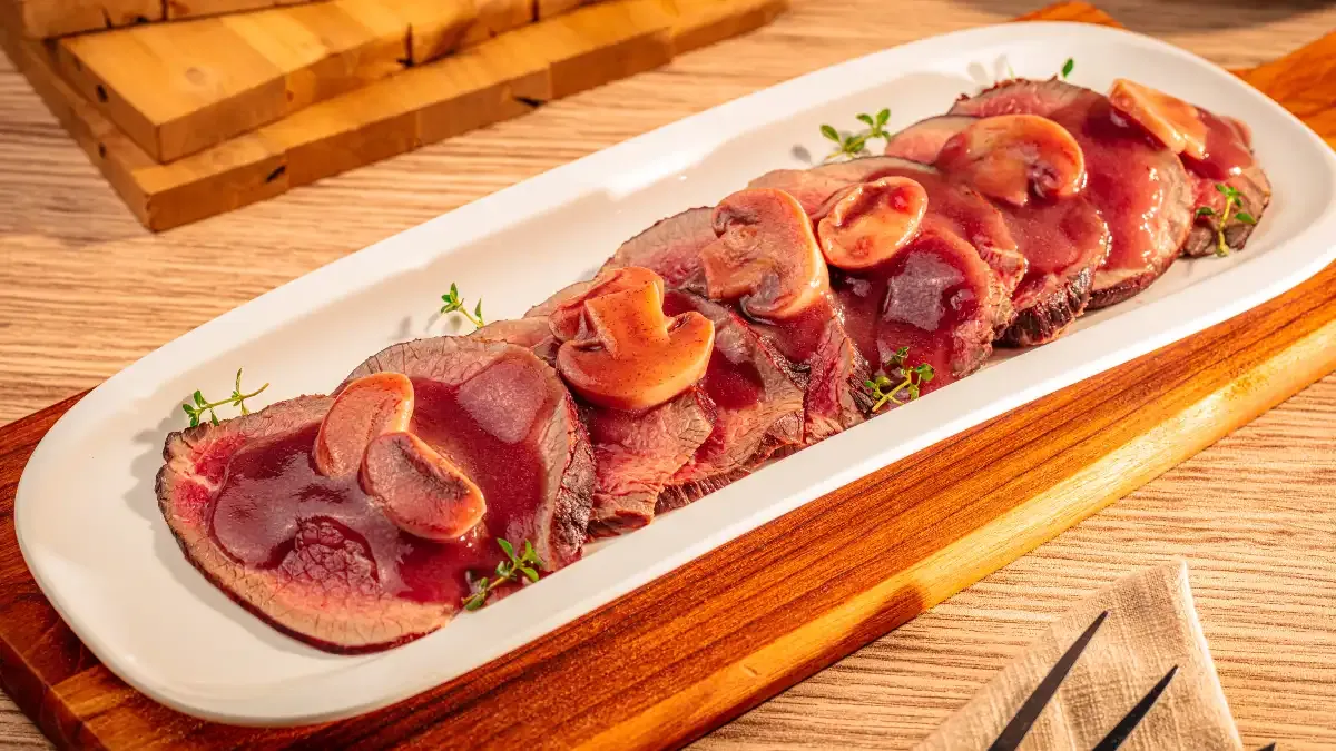 Rosbife com Molho de Vinho e Champignon