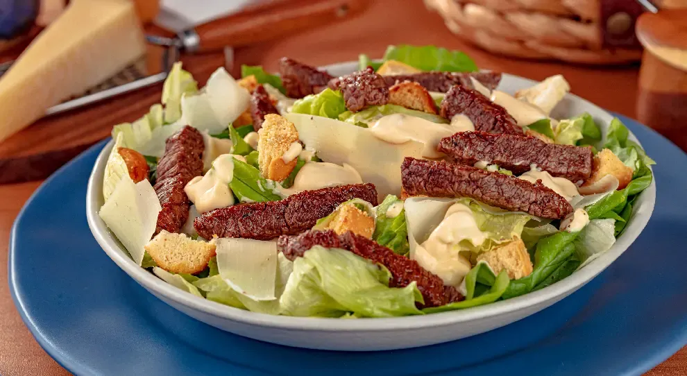 Salada caesar de carne